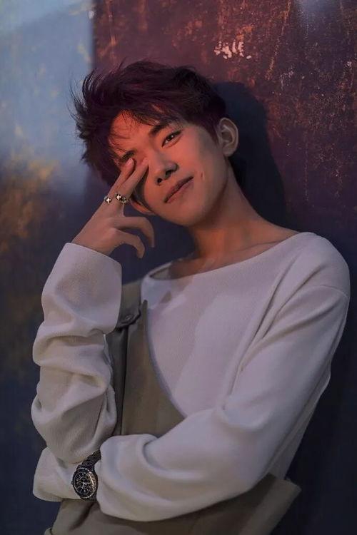 易烊千玺照片最新,光影之间，青春魅力无限